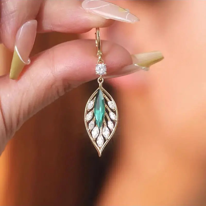 ✨ Elegant Leaf Earrings - Add a Sparkle to Every Occasion!