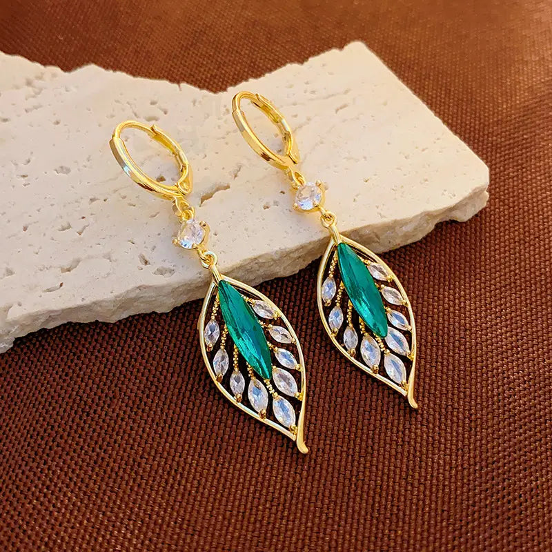 ✨ Elegant Leaf Earrings - Add a Sparkle to Every Occasion!